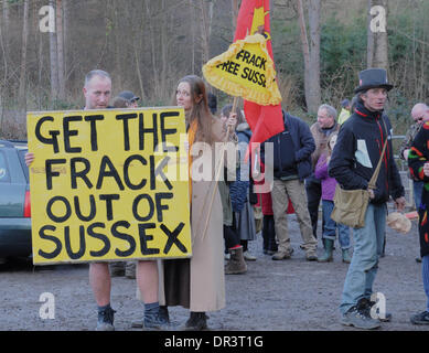 Balcombe, UK. 19 gen 2014. Manifestanti ambientale Stewart MacArthur e Vanessa Vine Frack Sussex libero al di fuori del sito Cuadrilla nel tardo pomeriggio dopo una molto saremo rappresentati di incontro pacifico presso il West Sussex sito. Credito: David Burr/Alamy Live News Foto Stock