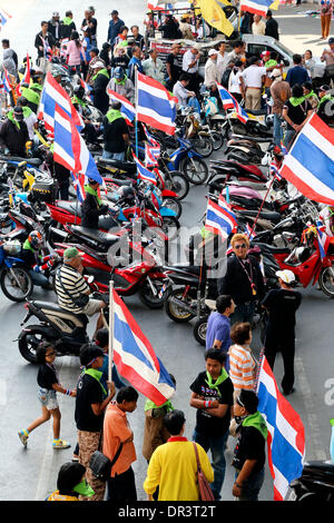 Bangkok, Tailandia. 19 gen 2014. Posizione in queste immagini è al normalmente occupato Silom-Saladaeng intersezione in uno dei Bangkok's principali quartieri commerciali. Decine di migliaia di manifestanti hanno sconvolto il traffico presso i principali incroci e hanno marciato su uffici governativi in Thailandia del grande e frenetica città capitale di questa settimana. La protesta, soprannominato "Bangkok Shutdown" aveva cominciato lunedì 13 gennaio senza un grave incidente. I rally sono orchestrate dal popolo democratico del comitato per la riforma (PDRC) gruppo di protesta, guidato da Suthep Thaugsuban, un ex vice primo ministro per l'opposizione Democ Foto Stock