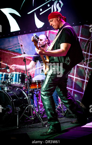 Il musicista suona la chitarra sul palco Foto Stock