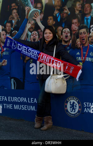 Londra REGNO UNITO. 19 gennaio 2014. Una ventola pone con un calcio scarfe nella parte anteriore di un poster gigante di Chelsea Football Team. Tifosi si riuniscono a monte della Premier League inglese match tra Chelsea e Manchester United a Stamford Bridge Credito: amer ghazzal/Alamy Live News Foto Stock