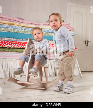 I bambini giocano con un legno giocattolo a dondolo Pony cavallo. Foto Stock