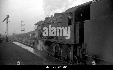 British Railways locomotiva a vapore WD 2-8-0 90321 a Reggio Emilia stazione, Inghilterra del nord est 1967 Foto Stock