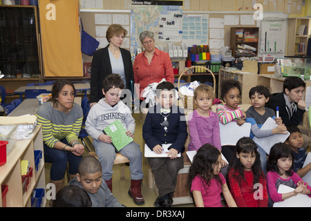 Randi Weingarten AFT presidente & scuola principio osservare una seconda classe di qualità a un pubblico di scuola elementare in Manhattan. Foto Stock