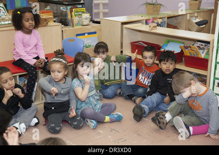 Attiva la scuola elementare di classe ad un pubblico scuola elementare nella upper Manhattan, New York. Foto Stock
