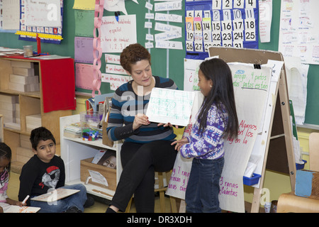 Bilingue (spagnolo e inglese) pubblica scuola elementare di classe al ponte del castello scuola in NYC Foto Stock