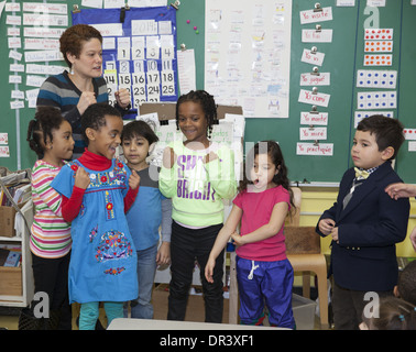 Bilingue (spagnolo e inglese) pubblica scuola elementare nella città di New York. Foto Stock