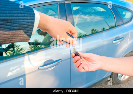 Consegna le chiavi di un nuovo cliente per auto Foto Stock
