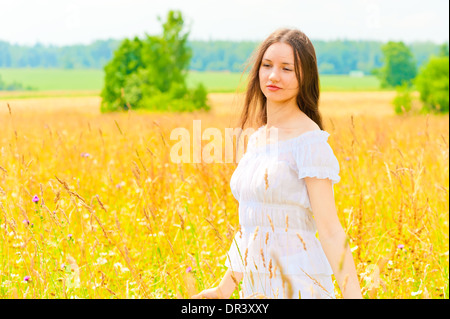 Giovane donna in giallo di campo dei fiori Foto Stock