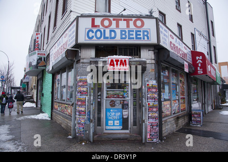 Quartiere bodega negozio di generi alimentari in Flatbush di Brooklyn, New York. Foto Stock