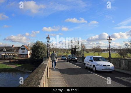 Ponte di Chertsey, Surrey, Inghilterra, Regno Unito. 19 gennaio 2014. Chertsey Bridge ha riaperto questo fine settimana dopo le acque di esondazione siano scomparsi in misura sufficiente a consentire al veicolo di passare attraverso il lato Shepperton in modo sicuro. Dopo le eccezionali livelli di pioggia in tutto il Regno Unito, il fiume Tamigi ha scoppiare le sue banche in molti luoghi provocando diverse chiusure della strada in Surrey compresi Chertsey Bridge Road che era chiuso per dieci giorni. Il Kingfisher pub ha riaperto in seguito alle inondazioni e le chiusure della strada. Credito: Julia Gavin/Alamy Live News Foto Stock