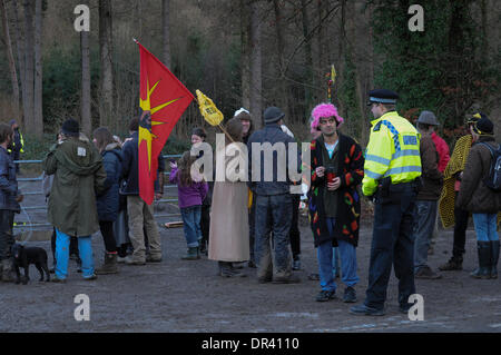 Balcombe, West Sussex, Regno Unito. Xix gen, 2014. Anti-fracking manifestanti incontrarsi al di fuori della Cuadrilla sito in Balcombe West Sussex. Nella foto: alcuni ambientalisti è rimasto a lungo dopo gli interventi presso il ben frequentato evento. Qui, i gruppi a raccogliere e chat al di fuori della Cuadrilla cancelli. Quasi un atmosfera di carnevale. Credito: David Burr/Alamy Live News Foto Stock