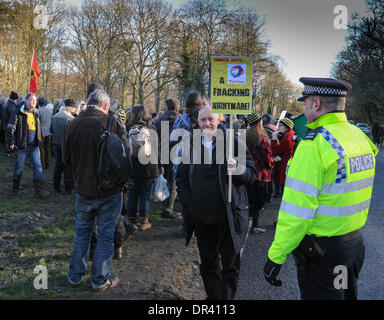 Balcombe, West Sussex, Regno Unito. Xix gen, 2014. Anti-fracking manifestanti incontrarsi al di fuori della Cuadrilla sito in Balcombe West Sussex. Nella foto: Anti Fracking ambientalista rende il suo punto di vista al di fuori del sito Cuadrilla nel West Sussex Credito: David Burr/Alamy Live News Foto Stock