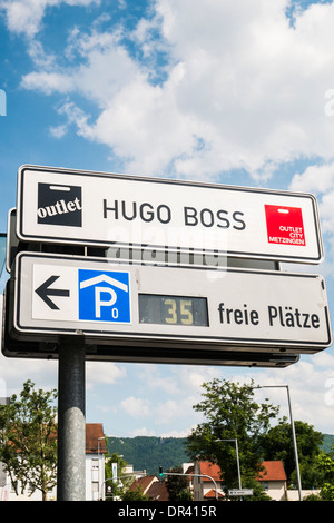Cartello indicante il parcheggio e la   HUGO BOSS  uscita nei locali dell'uscita mwtzingen città, metzingen Foto Stock