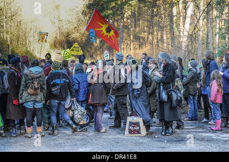 Balcombe, West Sussex, Regno Unito. Xix gen, 2014. Anti Fracking ambientalisti di raccogliere al sito Cuadrilla gates a lungo nel pomeriggio dopo un molto ben rappresentata la raccolta al di fuori del West Sussex sito. Credito: David Burr/Alamy Live News Foto Stock