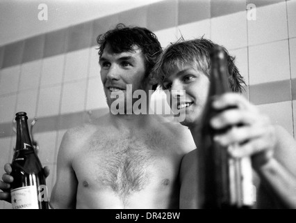 Peter Withe e Gary Shaw celebrare Aston Villa vincendo il campionato a Highbury 1981 ARSENAL V Aston Villa di Highbury 1981 Foto Stock