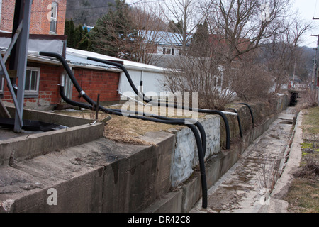 Acqua piovana canale sotterraneo nella parte posteriore degli edifici sulla strada principale McGregor Iowa Foto Stock