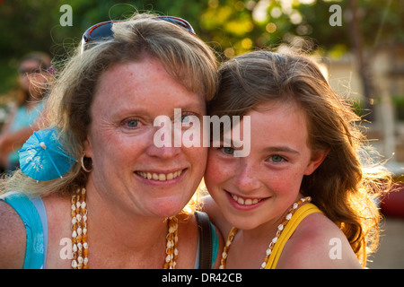 Le somiglianze genetiche di fronte a madre e figlia, Paradise Cove Luau, Kapolei, Oahu, Hawaii Foto Stock