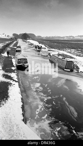 Narrowboats congelati canal Norbury giunzione in Staffordshire sul Shropshire Union Canal 17/2/1985 Foto Stock