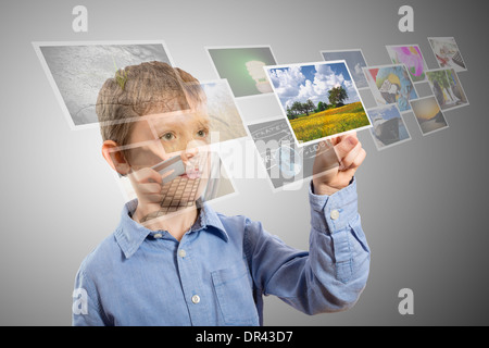 La mano di raggiungere lo streaming di immagini dalla profonda Foto Stock