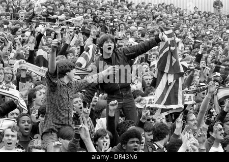 I tifosi di Aston Villa festeggiano la vittoria del Campionato di Calcio a Highbury 2 maggio 1981 Arsenal contro Aston Villa FOTO DI DAVID BAGNALL. Tifosi di calcio tifosi sicurezza Gran Bretagna Inghilterra inglese Regno Unito 1980 Highbury stadio Foto Stock