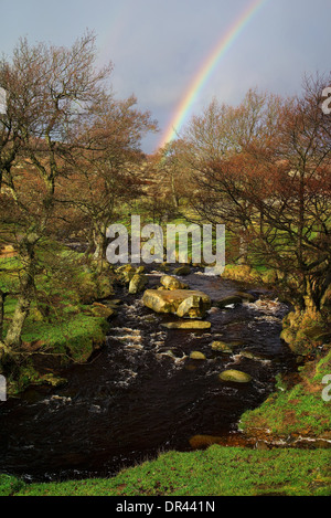 UK,Derbyshire,Peak District,Rainbow su Burbage Brook Foto Stock