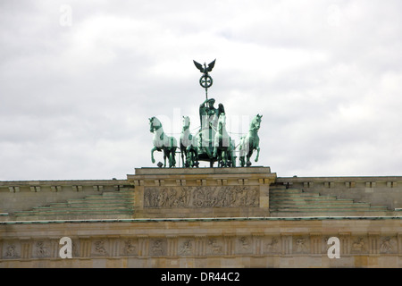 Quadriga statua in cima alla Porta di Brandeburgo a Pariser Platz a Berlino, Germania. Foto Stock