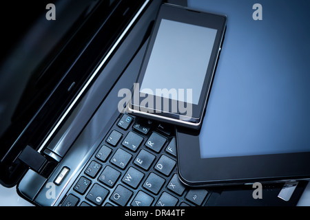 Primo piano immagine di una tastiera con un telefono e tablet che giace al di sopra di Foto Stock