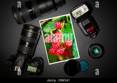 Fotocamera e una lente su nero mostra fotografo still life Foto Stock