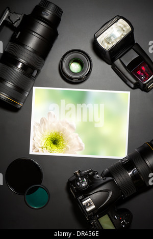 Fotocamera e una lente su nero mostra fotografo still life Foto Stock