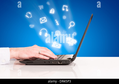 Computer portatile business man mano touchpad, il concetto di tecnologia sociale internet connessione rete su sfondo blu Foto Stock
