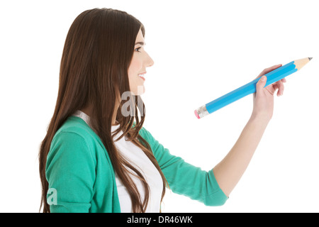 Bella giovane donna scrivendo sulla copia di spazio con una matita. Isolato su bianco. Foto Stock