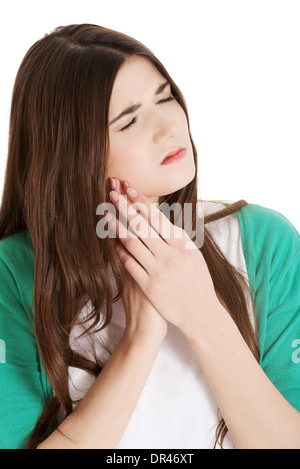 Bella giovane donna con il mal di denti. Isolato su bianco. Foto Stock