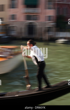 Gondoliere sul Canal Grande a Venezia, Italia Foto Stock