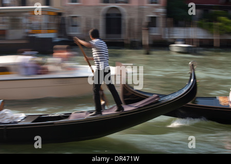 Gondoliere sul Canal Grande a Venezia, Italia Foto Stock
