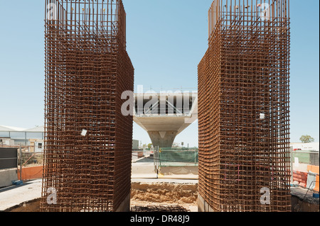 Vista di frammento di strada in ricostruzione Foto Stock