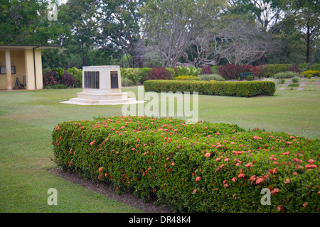 L'Adelaide River War Cemetery nel territorio del nord, l'australia, contiene 434 tombe di guerra segnata da placche di bronzo. Foto Stock