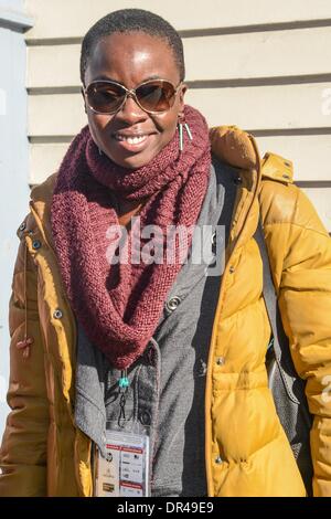 Park City, UT, STATI UNITI D'AMERICA. Xix gen, 2014. Danai Gurira, passeggiate nel parco fuori città e circa per SUN - Celebrity Candids al Sundance Film Festival 2014, Park City, UT 19 gennaio 2014. Credito: Ray Tamarra/Everett raccolta/Alamy Live News Foto Stock