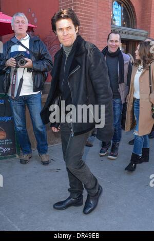 Park City, UT, STATI UNITI D'AMERICA. Xix gen, 2014. Willem Dafoe, passeggiate nel parco fuori città e circa per SUN - Celebrity Candids al Sundance Film Festival 2014, Park City, UT 19 gennaio 2014. Credito: Ray Tamarra/Everett raccolta/Alamy Live News Foto Stock