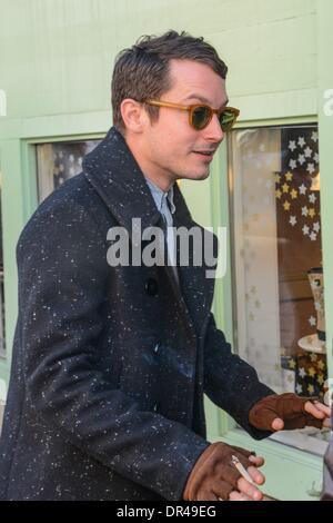 Park City, UT, STATI UNITI D'AMERICA. Xix gen, 2014. Elia legno, passeggiate nel parco fuori città e circa per SUN - Celebrity Candids al Sundance Film Festival 2014, Park City, UT 19 gennaio 2014. Credito: Ray Tamarra/Everett raccolta/Alamy Live News Foto Stock