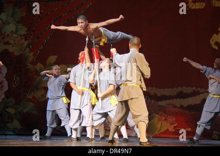 Dakar, Senegal. Xix gen, 1914. Monaci provenienti dalla Cina il Tempio Shaolin eseguire Kung Fu durante una performance dalla cina henan Troupe di arte di Dakar in Senegal, gennaio 19, 1914. Credito: Tai Jianqiu/Xinhua/Alamy Live News Foto Stock