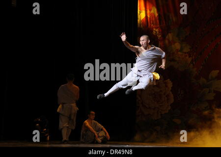 Dakar, Senegal. Xix gen, 1914. Un monaco dalla Cina è il Tempio Shaolin esegue Kung Fu durante una performance dalla cina henan Troupe di arte di Dakar in Senegal, gennaio 19, 1914. Credito: Tai Jianqiu/Xinhua/Alamy Live News Foto Stock