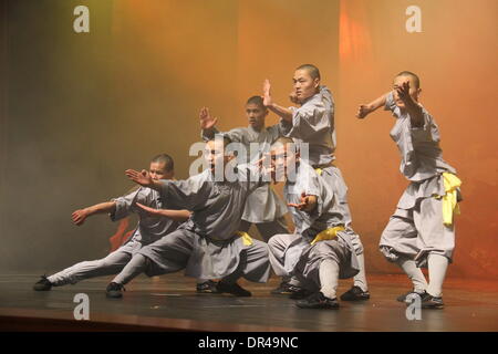 Dakar, Senegal. Xix gen, 1914. Monaci provenienti dalla Cina il Tempio Shaolin eseguire Kung Fu durante una performance dalla cina henan Troupe di arte di Dakar in Senegal, gennaio 19, 1914. Credito: Tai Jianqiu/Xinhua/Alamy Live News Foto Stock