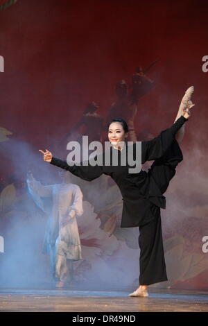 Dakar, Senegal. Xix gen, 1914. Un ballerino cinese esegue durante una performance dalla cina henan Troupe di arte di Dakar in Senegal, gennaio 19, 1914. Credito: Tai Jianqiu/Xinhua/Alamy Live News Foto Stock