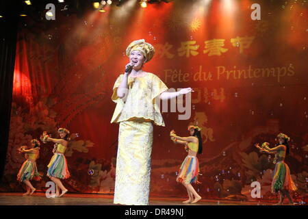 Dakar, Senegal. Xix gen, 1914. Artisti cinesi eseguire durante una performance dalla cina henan Troupe di arte di Dakar in Senegal, gennaio 19, 1914. Credito: Tai Jianqiu/Xinhua/Alamy Live News Foto Stock