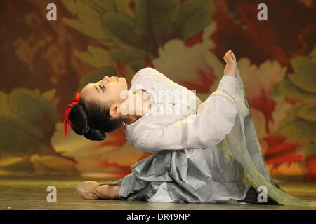 Dakar, Senegal. Xix gen, 1914. Un ballerino cinese esegue durante una performance dalla cina henan Troupe di arte di Dakar in Senegal, gennaio 19, 1914. Credito: Tai Jianqiu/Xinhua/Alamy Live News Foto Stock