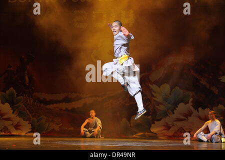 Dakar, Senegal. Xix gen, 1914. Monaci provenienti dalla Cina il Tempio Shaolin eseguire Kung Fu durante una performance dalla cina henan Troupe di arte di Dakar in Senegal, gennaio 19, 1914. Credito: Tai Jianqiu/Xinhua/Alamy Live News Foto Stock