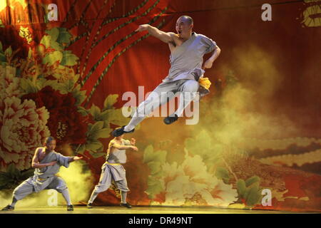 Dakar, Senegal. Xix gen, 1914. Monaci provenienti dalla Cina il Tempio Shaolin eseguire Kung Fu durante una performance dalla cina henan Troupe di arte di Dakar in Senegal, gennaio 19, 1914. Credito: Tai Jianqiu/Xinhua/Alamy Live News Foto Stock