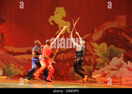 Dakar, Senegal. Xix gen, 1914. Memebers da senegalesi arti marziali team effettuano Kung Fu durante una performance dalla cina henan Troupe di arte di Dakar in Senegal, gennaio 19, 1914. Credito: Tai Jianqiu/Xinhua/Alamy Live News Foto Stock