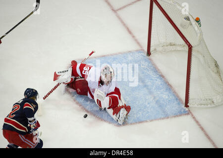 Manhattan, New York, Stati Uniti d'America. Xix gen, 2014. Gen. 16, 2014 - Manhattan, New York, Stati Uniti - 16 Gennaio 2014: Detroit Red Wings goalie Jimmy Howard (35) dà un rimbalzo come New York Rangers ala sinistra Carl Hagelin (62) si avvicina durante il gioco tra il New York Rangers e le ali rosse di Detroit al Madison Square Garden di Manhattan, New York . Credito: csm/Alamy Live News Foto Stock