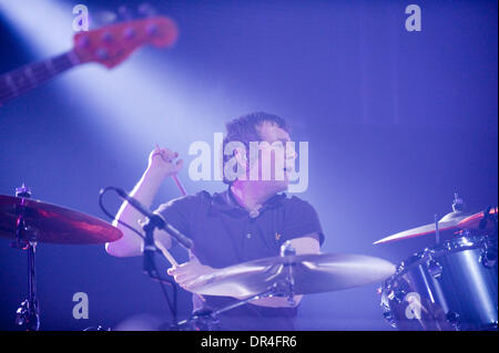 Dic 15, 2008 - Londra, Ontario, Canada - il batterista CHRIS SHARROCK di oasi esegue durante uno spettacolo al John Labatt Centre di Londra. (Credito Immagine: © Oliver giorno/Southcreek EMI/ZUMA Press) Foto Stock